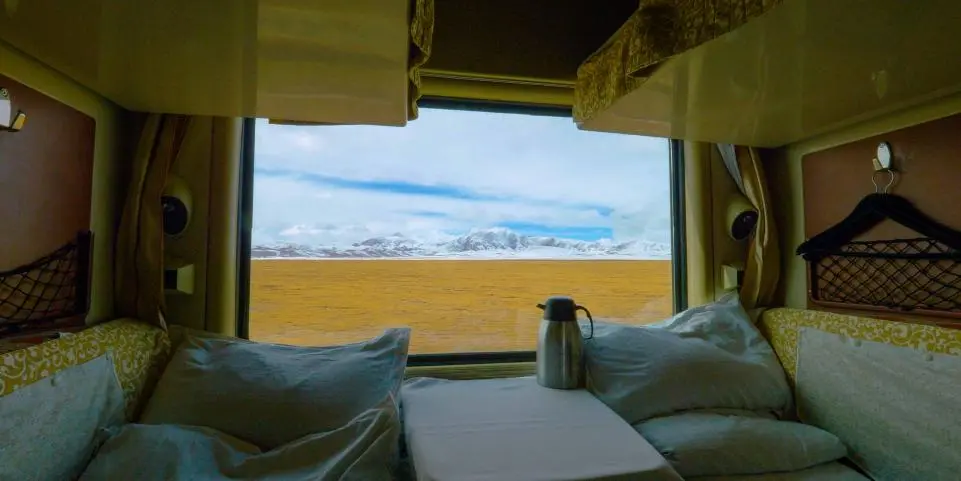 Train couchette avec vue sur paysage en journée