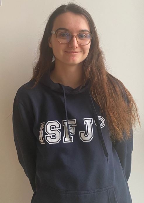 Personne souriant devant la caméra